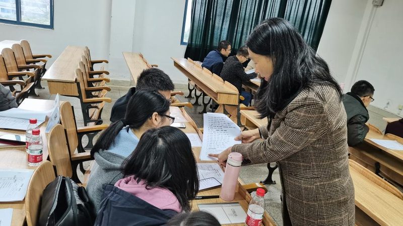 叉车操作后，应及时进行清洁和保养，以延长叉车的使用寿命。具体包括：